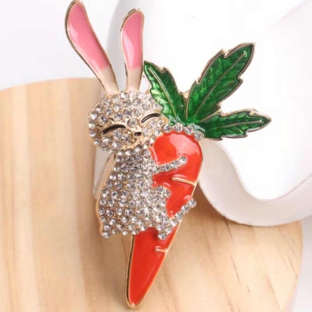 🐰🥕🐰 CRYSTAL RHINESTONE BUNNY WITH ORANGE ENAMEL CARROT EASTER BROOCH❗️ 🐰🥕🐰